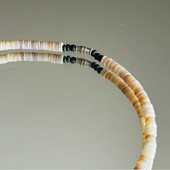 White shell necklace - Picture 3 of 3